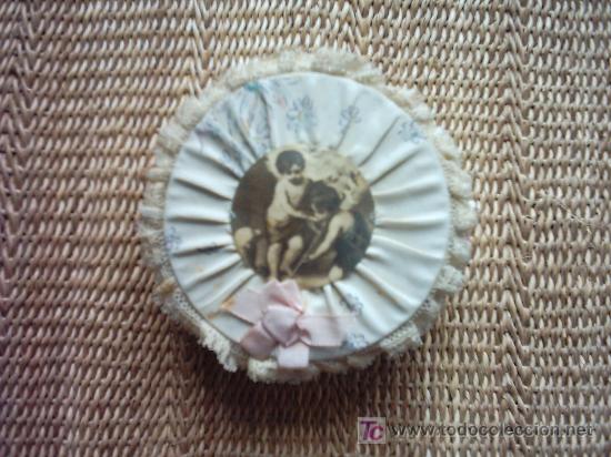 Blechdosen und Kisten: ANTIGUA  CAJA DE TELA PARA LABORES DE COSTURA. 10 x 3 cm.