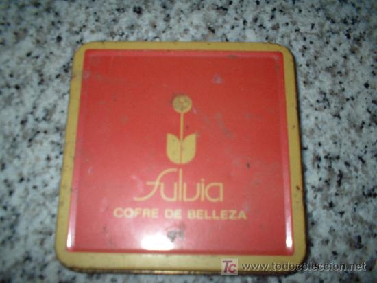 Bo&icirc;tes et petites bo&icirc;tes m&eacute;talliques: caja de belleza