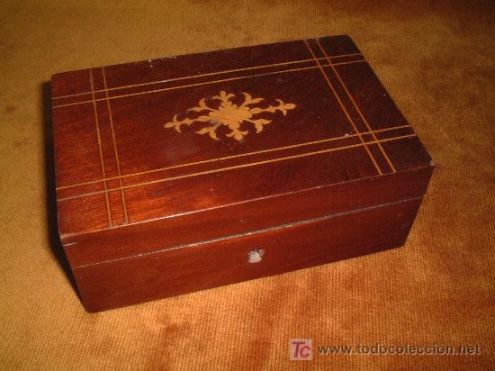 Cajas y cajitas met&aacute;licas: JOYERO CHAPADO EN CAOBA  RUBIA Y  MARQUETERIA LIMONCILLO. FF.SG.XIX. 17 X 10 X 6 CM. ESPEJO INTERIOR