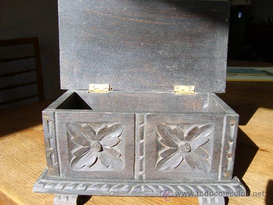 Cajas y cajitas met&aacute;licas: CAJA DE MADERA -Tallada a mano-De 1950 - Foto 2