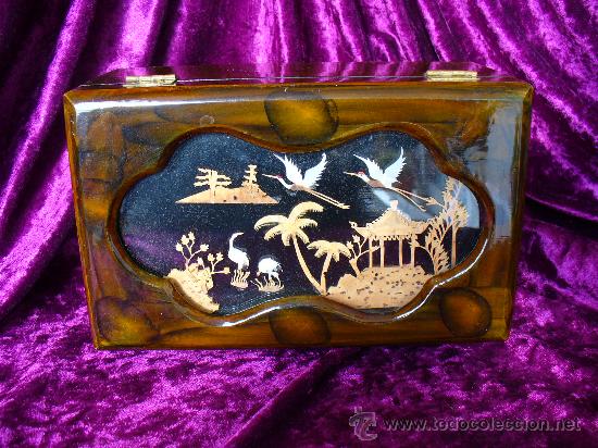 Cajas y cajitas met&aacute;licas: JOYERO CHINO DE MADERA CON DOS COMPARTIMIENTO CON PIEZAS RECORTADA DE CORCHO BAJO EL CRISTAL.