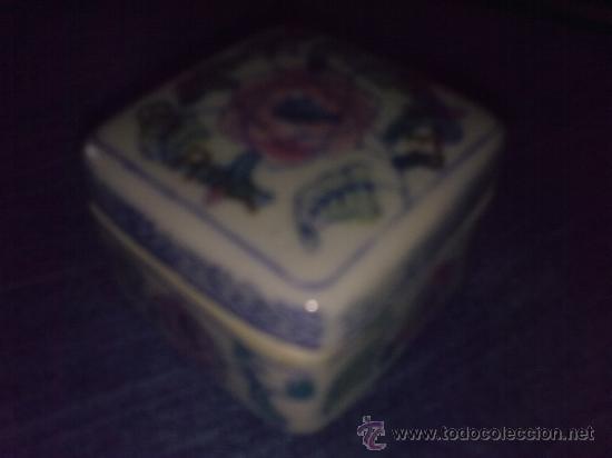 Cajas y cajitas met&aacute;licas: Cajita Joyero de cer&aacute;mica con motivos florales. vintage A&ntilde;os 90&acute;s - 5 por 5 cms