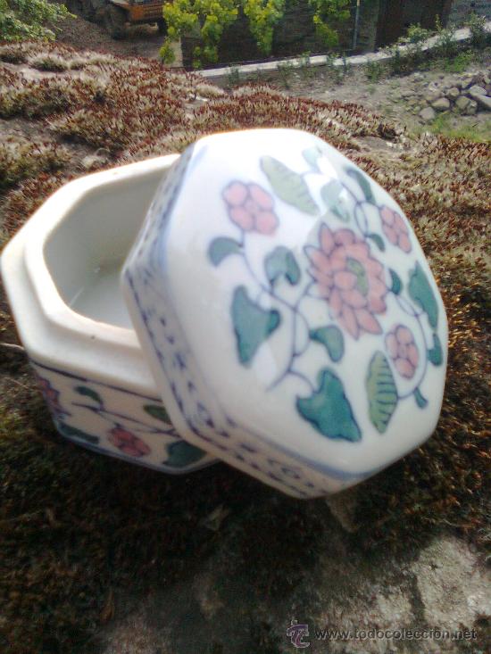 Cajas y cajitas met&aacute;licas: Cajita Joyero en porcelana adornada con motivos florales - 7 por 4 cms-