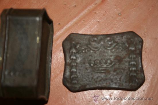 Cajas y cajitas met&aacute;licas: Cajita de chapa con adornos en relieve en la tapa. Guirnalda y corona.Mide 4 por 5 por 2,5 cms.