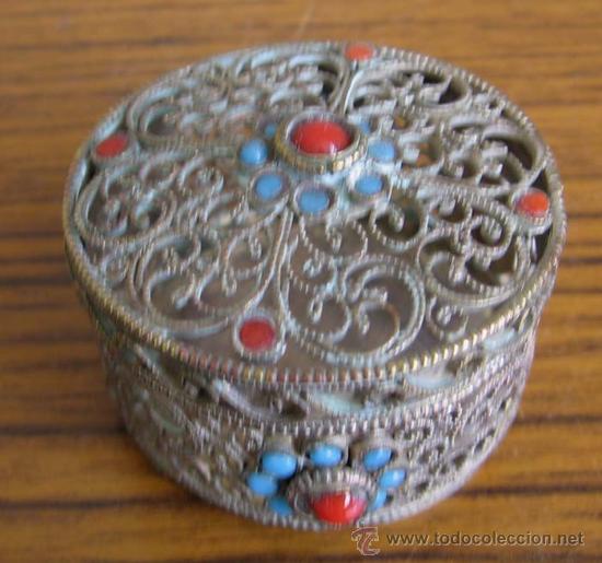 Cajas y cajitas met&aacute;licas: CAJA de laton con labrados calados y piedras