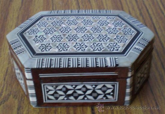 Cajas y cajitas met&aacute;licas: CAJA de madera con incrustaciones - Foto 1