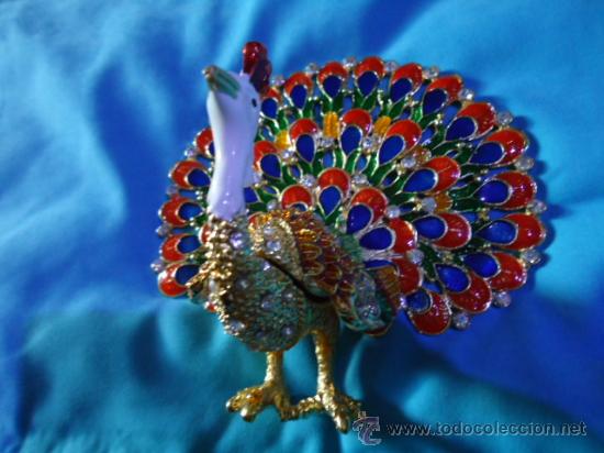 Boxes and metal boxes: PRECIOSA CAJITA TIPO PASTILLERO, FIGURA DE BRONCE PAVO REAL, CON PEDRERIA,