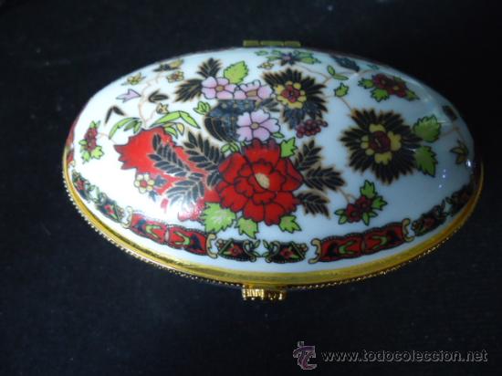 Cajas y cajitas met&aacute;licas: CAJITA, CAJA JOYERO PORCELANA, CON CIERRE METAL, OVALADA