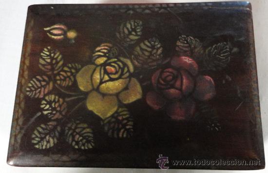 Bo&icirc;tes et petites bo&icirc;tes m&eacute;talliques: Cajita-&iquest;costurero? mide 16,5 x 11,5 x 5,5 cms. Con espejo interior