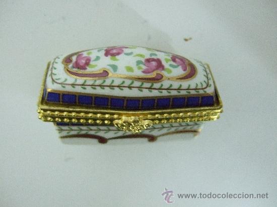 Cajas y cajitas met&aacute;licas: CAJITA DE PORCELANA DECORADO CON FLORES - 5,5x2,5x3