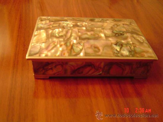 Bo&icirc;tes et petites bo&icirc;tes m&eacute;talliques: BONITA CAJA DE NACAR