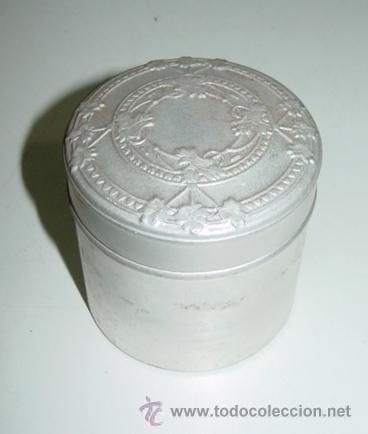 Caixas e caixinhas met&aacute;licas: ANTIGUO CAJA DE CHAPA CON MOTIVO FLORAL EN RELIEVE - MIDE 7,5 X 7 CMS.