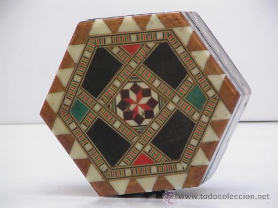Cajas y cajitas met&aacute;licas: Joyero hexagonal de marqueter&iacute;a