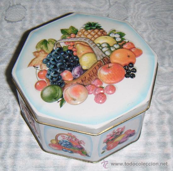 Bo&icirc;tes et petites bo&icirc;tes m&eacute;talliques: bonita caja inglesa con adornos en relieve