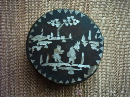 Cajas y cajitas met&aacute;licas: ANTIGUA CAJA CHINA DE MADERA CON INCRUSTACIONES DE NACAR. 17,5 X 6,5 Cm.