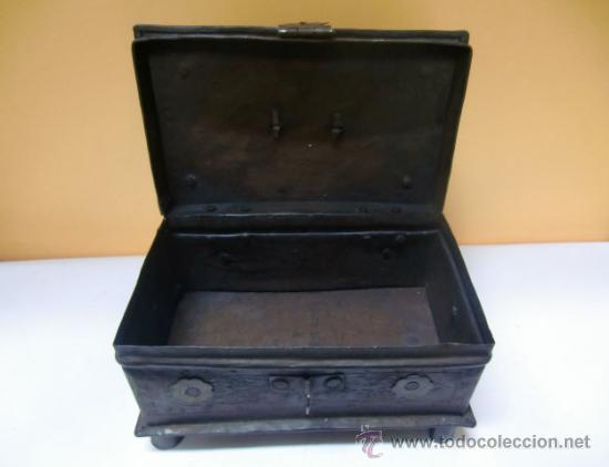 Cajas y cajitas met&aacute;licas: Caja de metal con repujado - Foto 2