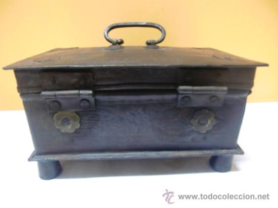 Cajas y cajitas met&aacute;licas: Caja de metal con repujado - Foto 3