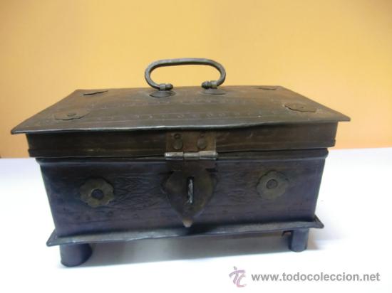 Cajas y cajitas met&aacute;licas: Caja de metal con repujado - Foto 1