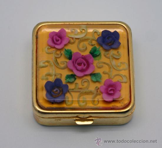 Caixas e caixinhas met&aacute;licas: Pastillero cuadrado en metal dorado.