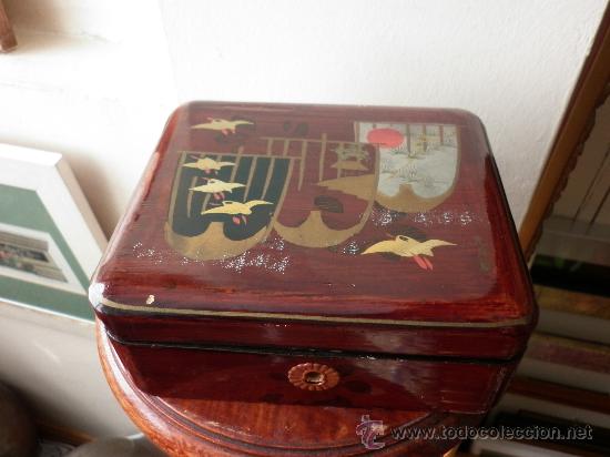 Bo&icirc;tes et petites bo&icirc;tes m&eacute;talliques: ANTIGUA CAJA LACADA CHINA