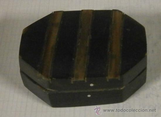 Cajas y cajitas met&aacute;licas: Cajita, desconozco el material, con incrustaciones de lat&oacute;n, 7 x 5 x 2 cms