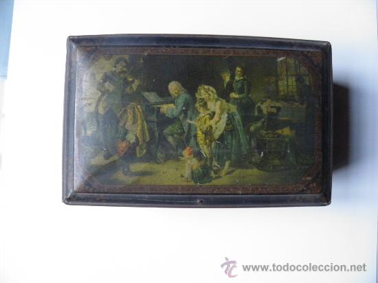 Cajas y cajitas met&aacute;licas: Antigua caja de metal con cerradura. Tiene escenas de m&uacute;sica. con instrumentos antiguos.