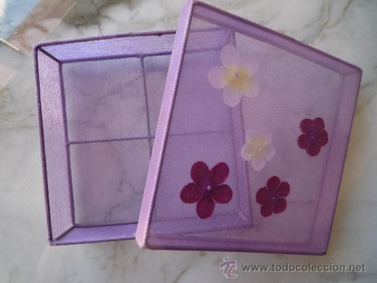 Cajas y cajitas met&aacute;licas: Caja / Joyero / Costurero / Tela o similar transl&uacute;cida color lila / Cuadrada 15 x 15 x 4,5 cm.