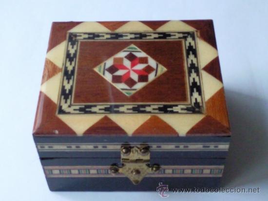 Cajas y cajitas met&aacute;licas: PEQUE&Ntilde;A CAJA JOYERO DE MADERA Y MARQUETERIA, MEDIDAS7 X 6 X 4