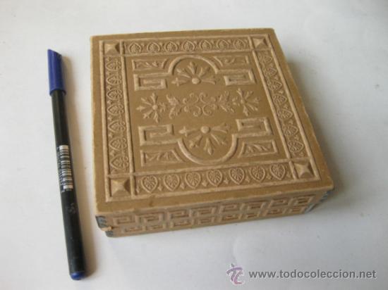 Cajas y cajitas met&aacute;licas: ANTIGUA CAJA DE CARTON PRENSADO CON MOTIVOS EN RELIEVE - MUY CURIOSA -