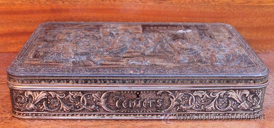 Cajas y cajitas met&aacute;licas: ANTIGUA CAJA DE HOJALATA CON MAGNIFICOS GRABADOS EN RELIEVES E INSCRITO TENIERS G. B. C&ordm; BELGIUM
