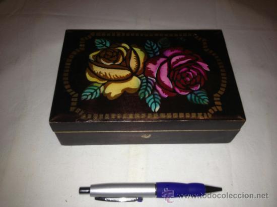 Cajas y cajitas met&aacute;licas: ANTIGUA CAJA JOYERO DE MADERA CON MOTIVOS FLORALES