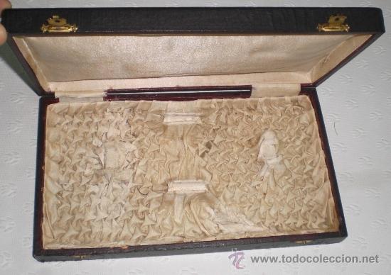 Cajas y cajitas met&aacute;licas: Bonita caja antigua forrada en piel.