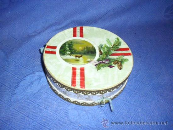Bo&icirc;tes et petites bo&icirc;tes m&eacute;talliques: ANTIGUA CAJA DE CARAMELOS, SIGLO XIX. EN CARTON CROMOS Y CASCABELES. DIAMETRO 12,5 CM.