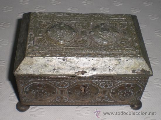 Cajas y cajitas met&aacute;licas: Cajita met&aacute;lica en forma de cofre con relieves y terciopelo en interior.