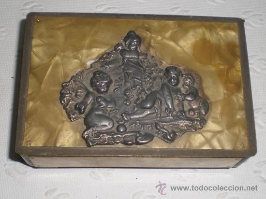 Cajas y cajitas met&aacute;licas: Bonita caja met&aacute;lica con angelitos en relieve. Interior de terciopelo. 11 x 7,5 cm.