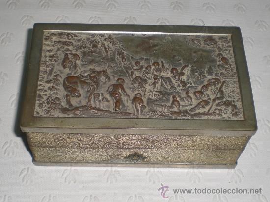 Cajas y cajitas met&aacute;licas: Antigua caja met&aacute;lica con relieve en la base. Firmada por Henry.