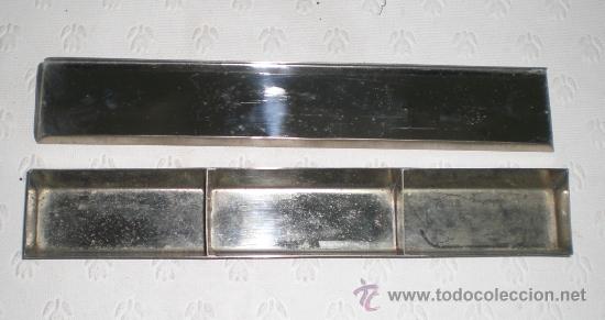 Bo&icirc;tes et petites bo&icirc;tes m&eacute;talliques: Curiosa caja met&aacute;lica. Posiblemente para instrumental m&eacute;dico quir&uacute;rgico. Con tapa deslizante.