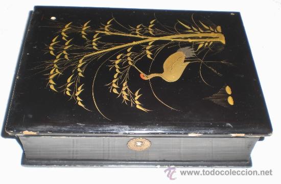 Bo&icirc;tes et petites bo&icirc;tes m&eacute;talliques: Preciosa caja oriental lacada en negro con adornos dorados. Tiene forma de libro.