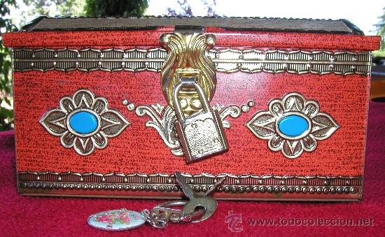 Casse e cassette metalliche: ANTIGUO COFRE O CAJA DE HOJALATA SERIGRAFIADA CON SU CANDADO Y LLAVE ORIGINAL D&Eacute;CADA DE LOS 60