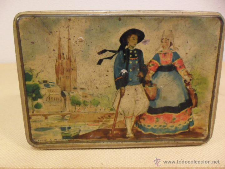 Cajas y cajitas met&aacute;licas: ANTIGUA CAJA DE HOJALATA LITOGRAFIADA CON TRAJES REGIONALES BRETONES.