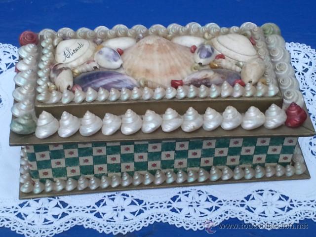 Cajas y cajitas met&aacute;licas: CAJA DE CONCHAS RECUERDO DE ALICANTE  Tama&ntilde;o 22x12x 6.  Le falta una concha