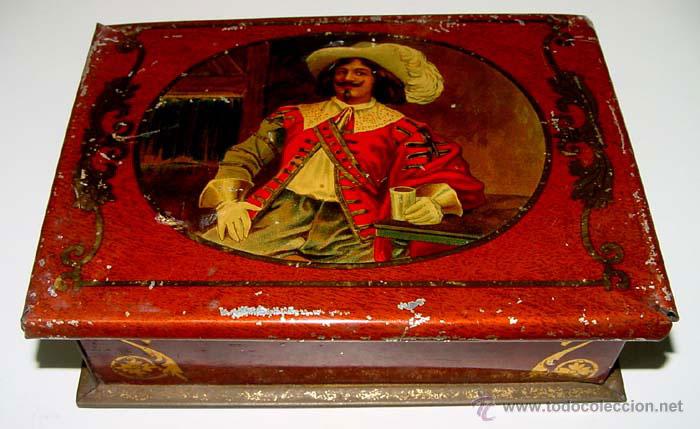 Blechdosen und Kisten: ANTIGUA CAJA DE HOJALATA LITOGRAFIADA CON MOSQUETERO - MID 16 X 12 X 2 CMS. -  DE CONSERV