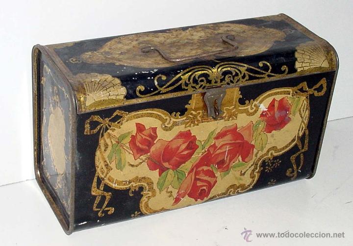 Bo&icirc;tes et petites bo&icirc;tes m&eacute;talliques: ANTIGUO CABAS INFANTIL DE HOJALATA LITOGRAFIADA CON ROSAS A&Ntilde;OS 20 - MIDE 22 X 13 X 9 CMS. - BUEN EST