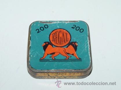 Bo&icirc;tes et petites bo&icirc;tes m&eacute;talliques: ANTIGUA CAJA DE HOJALATA LITOGRAIADA CON PUBLICIDAD DE REGAL - MIDE 4 X 4 CMS.