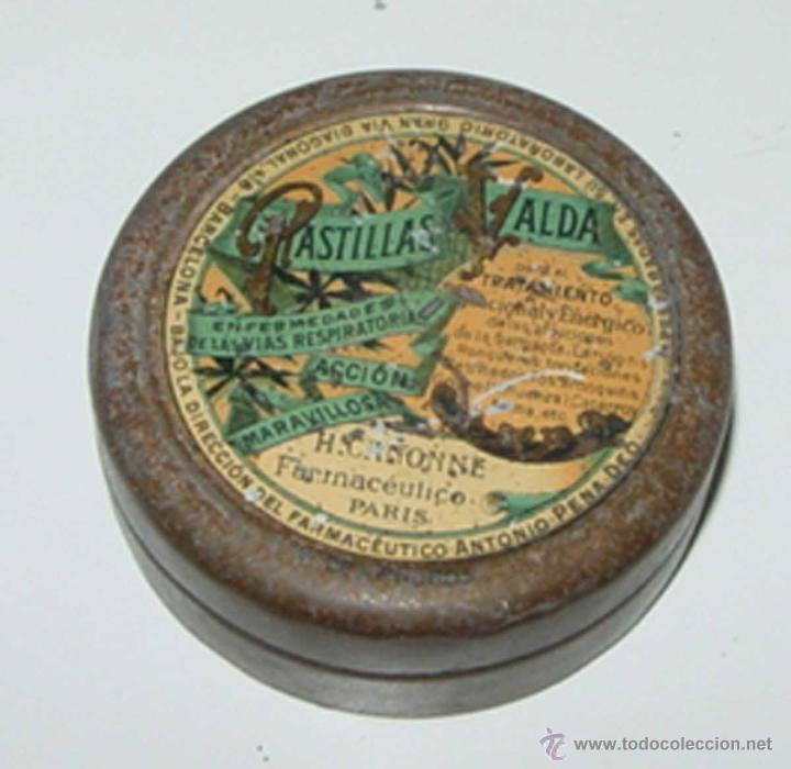 Bo&icirc;tes et petites bo&icirc;tes m&eacute;talliques: ANTIGUA CAJITA DE HOJALATA LITOGRAFIADA CON PUBLICIDAD DE FARMACIA PASTILLAS VALDA - MIDE 7 CMS. DE