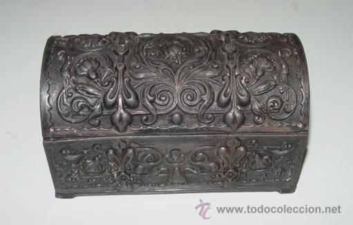 Cajas y cajitas met&aacute;licas: ANTIGUA CAJA DE FUNDICION CON MOTIVOS EN RELIEVE TIPO VICTORIANO, ART DECO - 1920 APROX. - MIDE 13 X