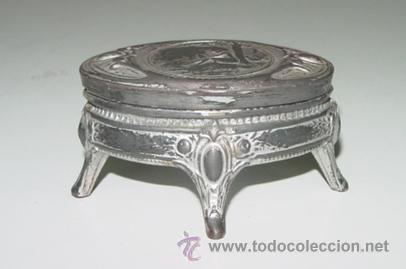 Cajas y cajitas met&aacute;licas: ANTIGUA CAJA DE FUNDICION CON MOTIVOS EN RELIEVE TIPO VICTORIANO, ART DECO - 1920 APROX. - MIDE 8,5