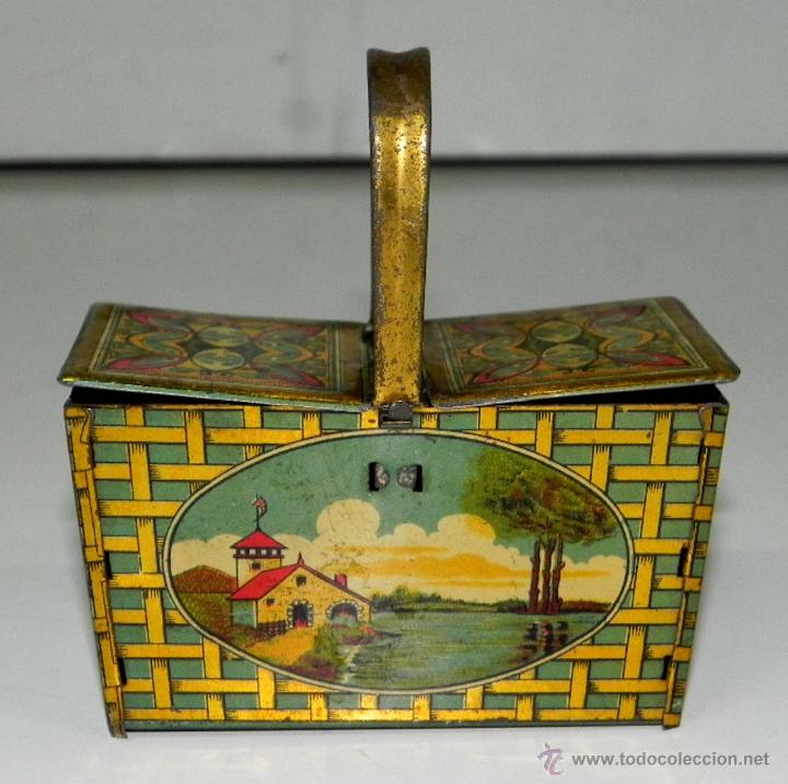 Bo&icirc;tes et petites bo&icirc;tes m&eacute;talliques: Antigua cestita de hojalata litografiada infantil, para jugar a las mu&ntilde;ecas, a&ntilde;os 20, puede ser de P