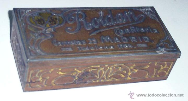 Caixas e caixinhas met&aacute;licas: ANTIGUA CAJA DE CHAPA TROQUELADA CON PUBLICIDAD DE CONFITERIA ROLDAN, CALLE CARRETAS 35, MADRID, MID