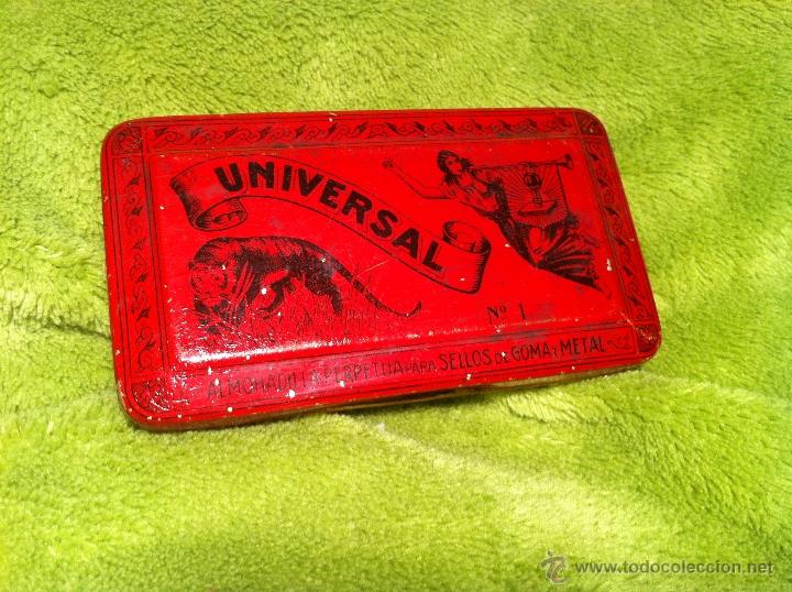 Boxes and metal boxes: Caja de hojalata de la marca universal. Almohadilla perpetua para sellos de goma y metal.